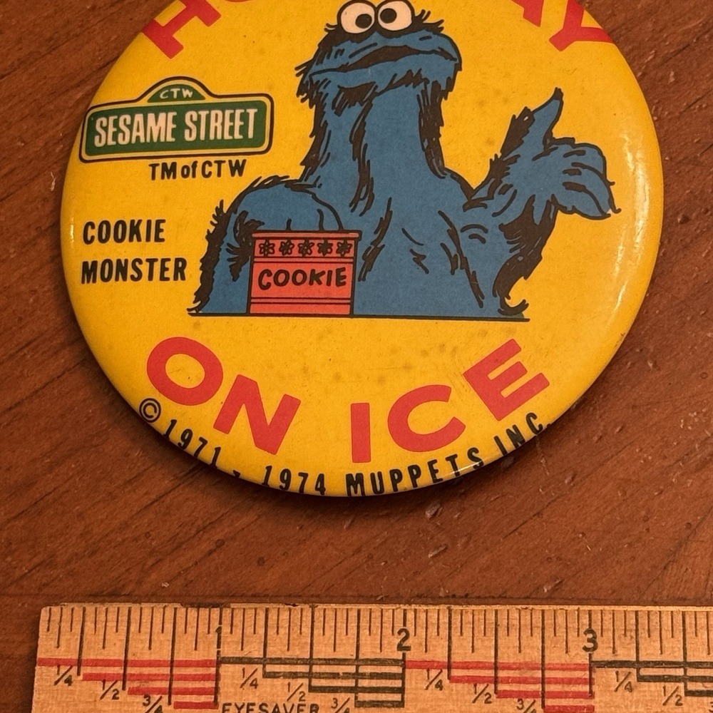 Holiday On Ice Cookie Monster Sesame Street VTG Pinback Button Pin Round Circle - Picture 2 of 3